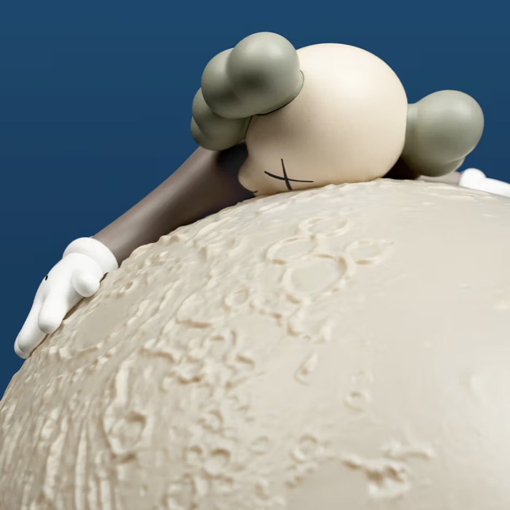 Sculpture Big Moon by Kaws