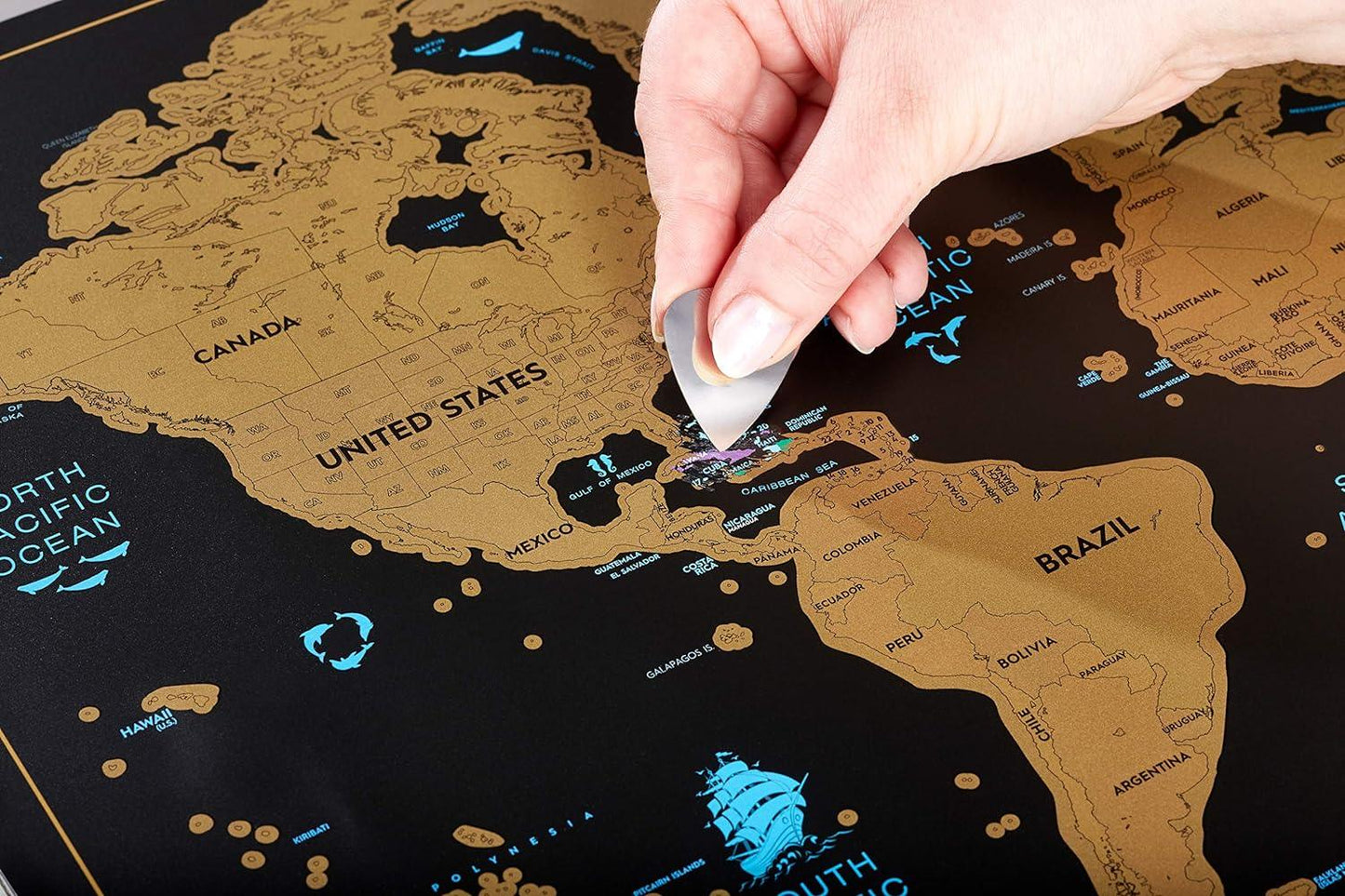 Carte du Monde à gratter XXL - Carte du Monde en Poster Extra Large + Carte à gratter de l'Europe en Bonus. Inclut un Tube Cadeau Deluxe Personnalisé et 2 Cartes Détaillées - ArtAndToys