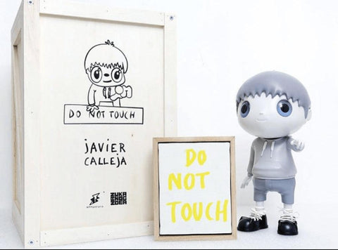 Sculpture DO NOT TOUCH by JAVIER CALLEJA ArtAndToys